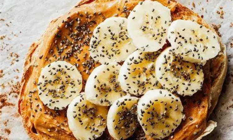 Roti selai kacang dengan topping pisang dan biji chia