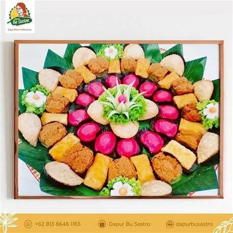 Tumpeng Kue Basah Premium Tumpeng kue basah dengan aneka jajanan pasar warna warni