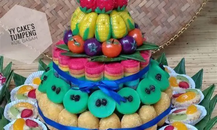Tumpeng kue basah modern dengan dekorasi janur
