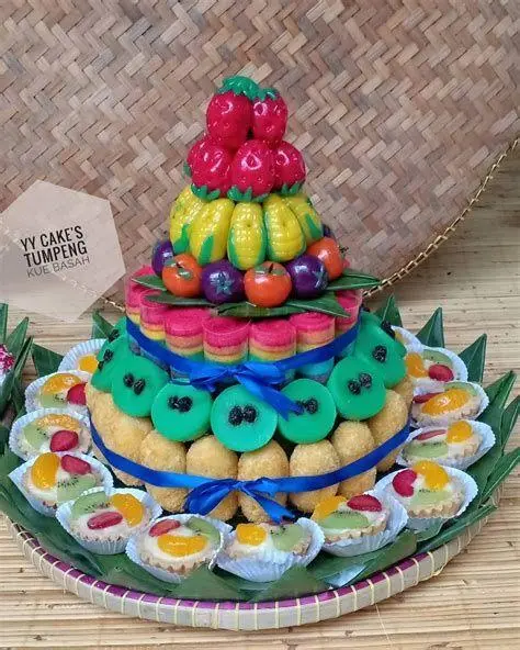 Dekorasi Tumpeng Modern Tumpeng kue basah modern dengan dekorasi janur