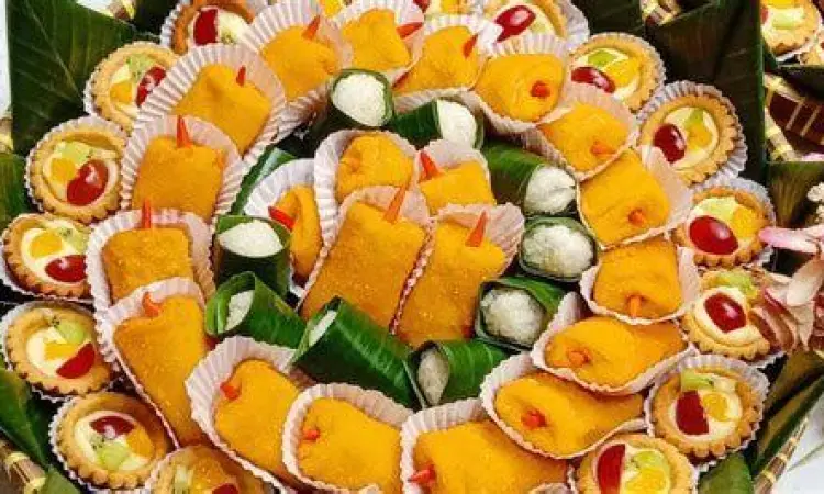 Penyajian kue tampah modern dengan komposisi warna harmonis