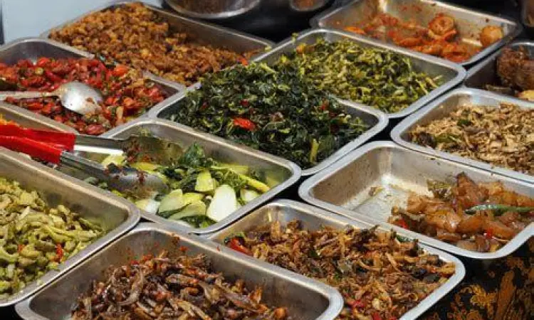 Deretan piring lauk pauk di etalase warung tegal