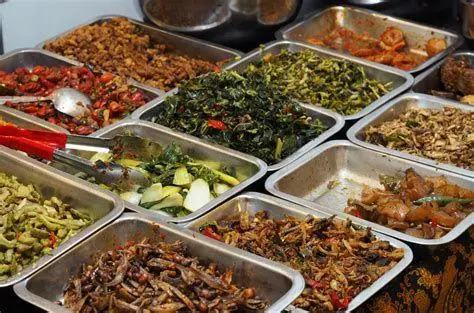 Menu Lauk Warteg Deretan piring lauk pauk di etalase warung tegal