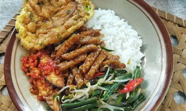 Porsi nasi rames warteg dengan telur dadar dan orek tempe