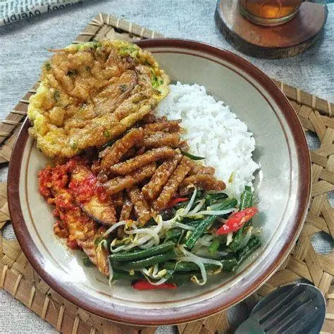 Porsi Nasi Rames Standar Porsi nasi rames warteg dengan telur dadar dan orek tempe