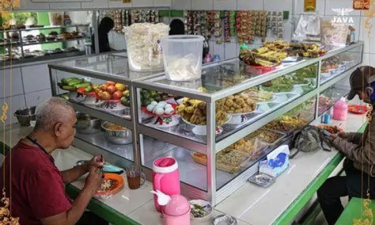 Suasana pelanggan makan di dalam warteg