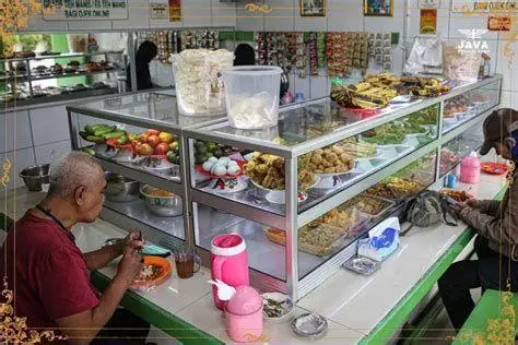 Interaksi di Warteg Suasana pelanggan makan di dalam warteg