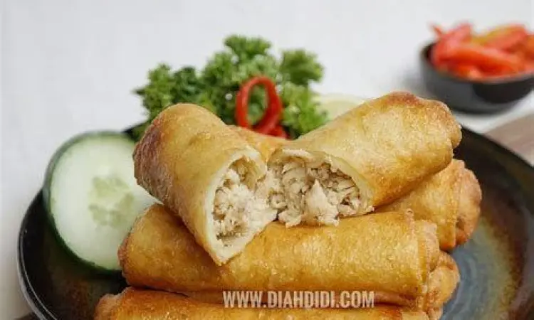 Irisan sosis solo goreng sebagai topping utama timlo