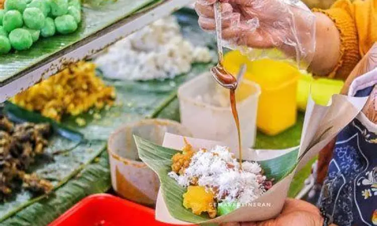Suasana wisata kuliner pagi di pasar gede solo