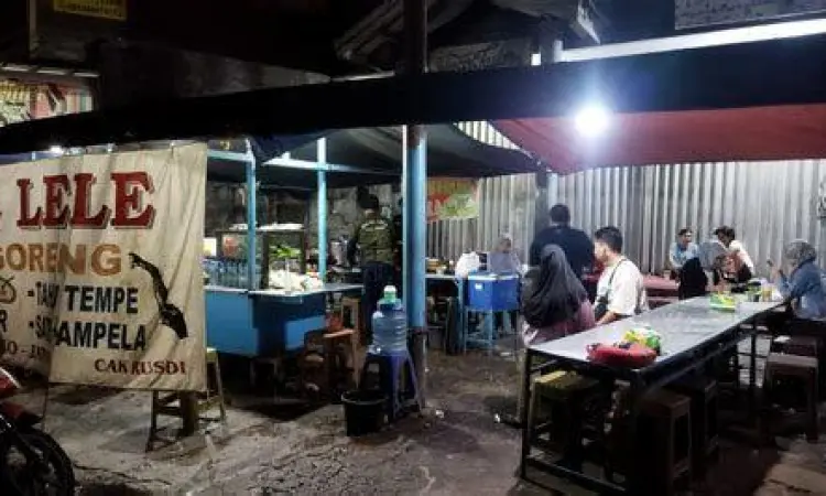Suasana warung tenda nasi pecel lele di pinggir jalan