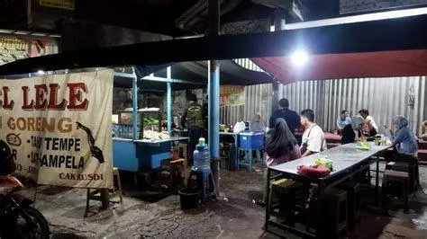 Warung Tenda Pecel Lele Suasana warung tenda nasi pecel lele di pinggir jalan