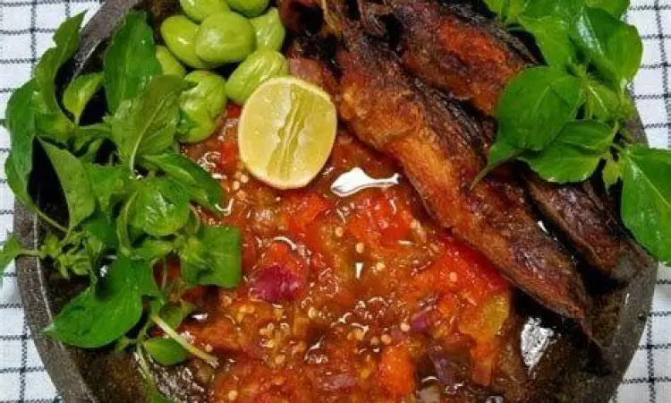 Proses mengulek sambal pecel lele yang sedap