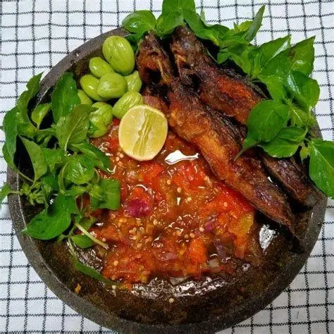 Proses Ulek Sambal Proses mengulek sambal pecel lele yang sedap
