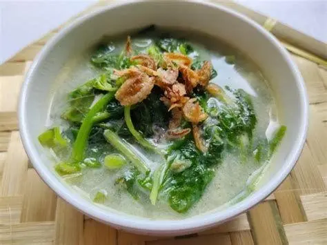 Sayur Bobor Bayam Kuah Medok Semangkuk sayur bobor bayam dengan kuah putih kental