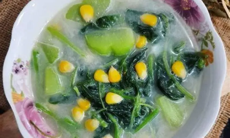 Bumbu halus untuk sayur bobor yang sedang diulek di atas cobek
